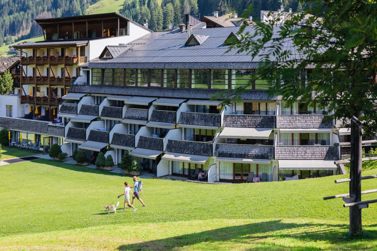 substantial-times-family-resort-rainer-01 Außenansicht des Family Resort Rainer in Sexten mit Wiesen, Wanderwegen und Urlaub mit Hund in den Dolomiten