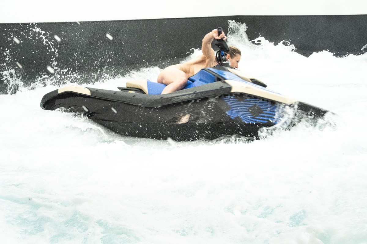 Performerin fährt mit einem Jetski durch ein Wasserbecken während der Performance Seaworld Venice