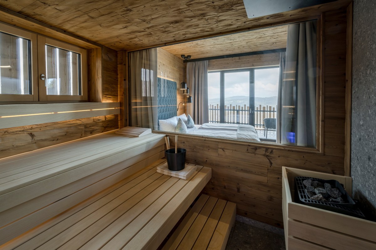 substantial-times-hunderesort-waldeck-03 Private Sauna mit Blick auf Schlafbereich und Landschaft des Bayerischen Waldes. Das Hunderesort Waldeck verbindet Wellnessurlaub und Urlaub mit Hund