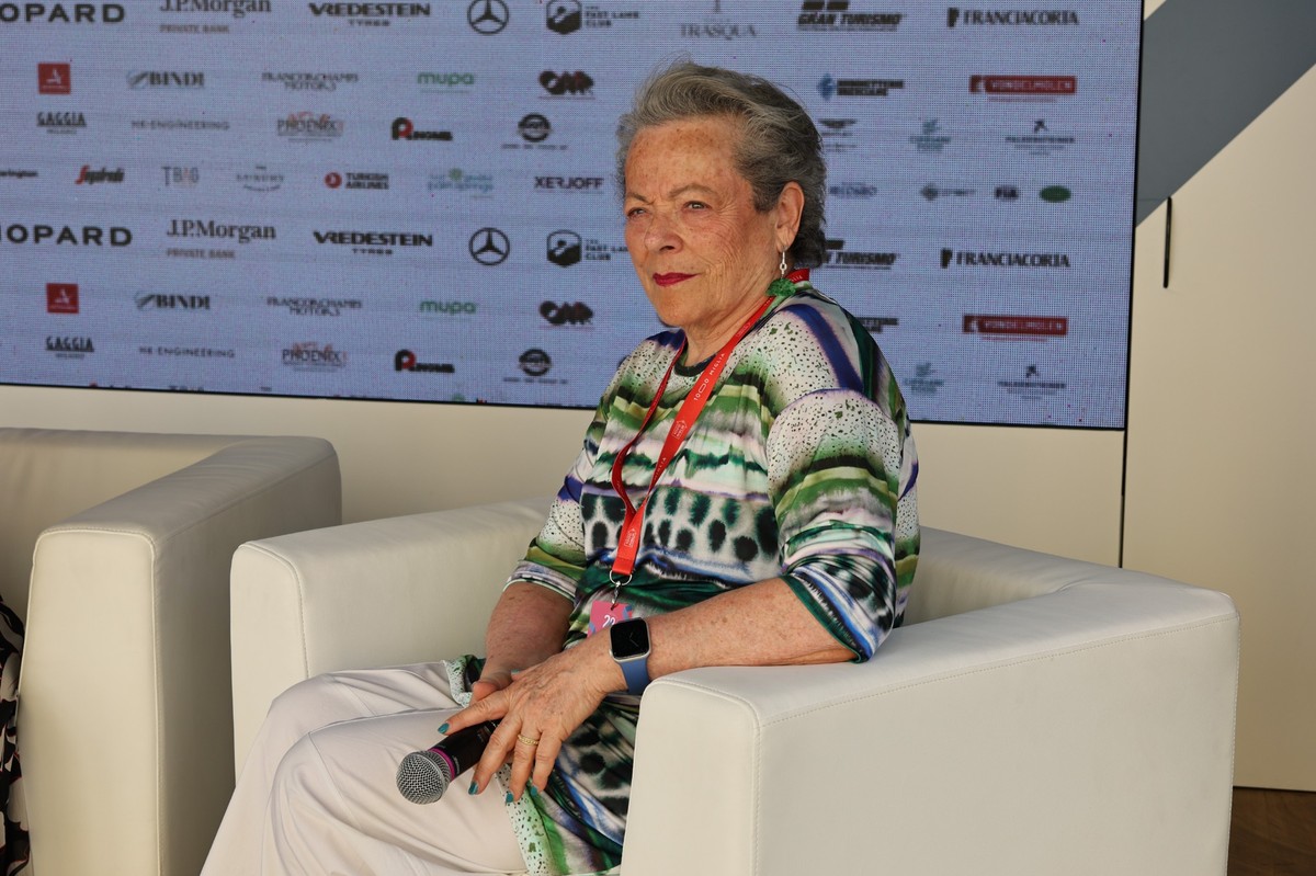 Beatrice Saottini bei einer Pressekonferenz während der Mille Miglia 2026