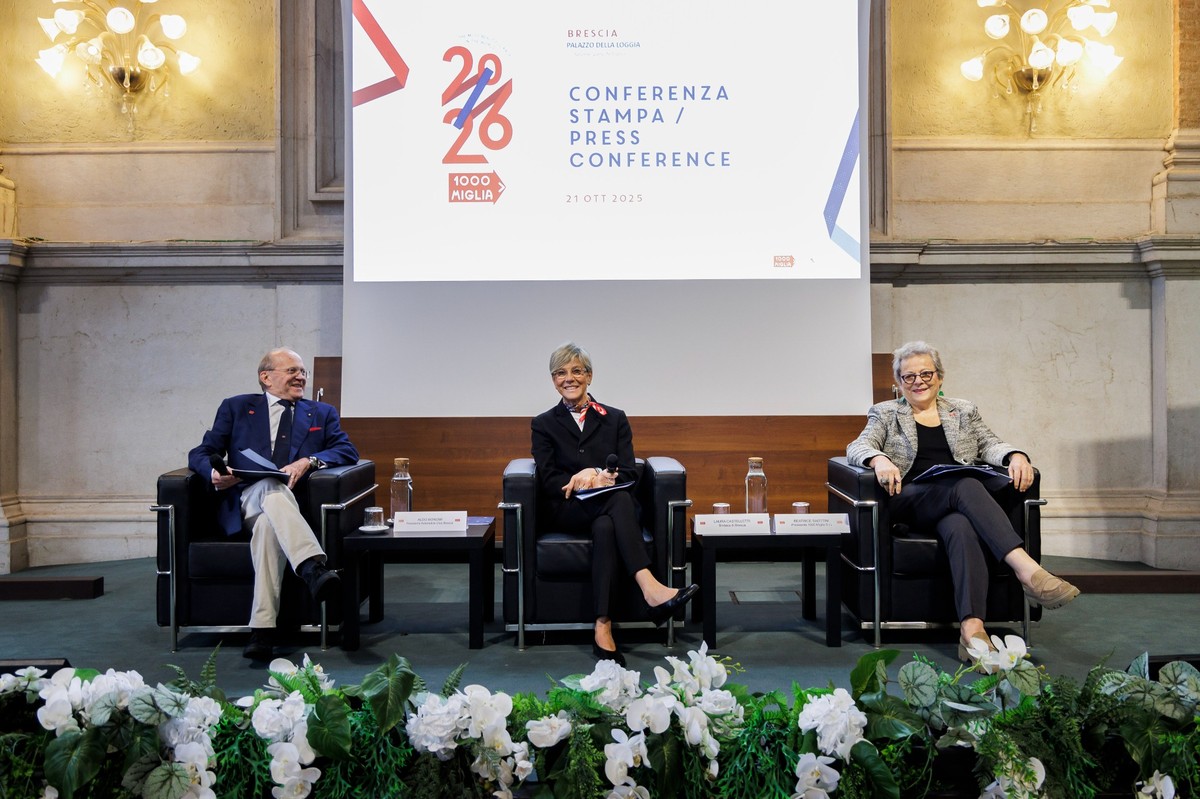 substantial-times-mille-miglia-2026-beatrice-saottini Aldo Bonomi, Laura Castelletti und Beatrice Saottini bei einer Pressekonferenz zur Mille Miglia 2026 in Brescia