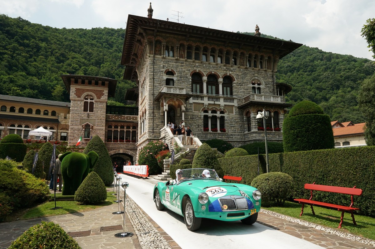 substantial-times-mille-miglia-2026-gardone-riviera Historischer Sportwagen der Mille Miglia vor einer Villa in Gardone Val Trompia
