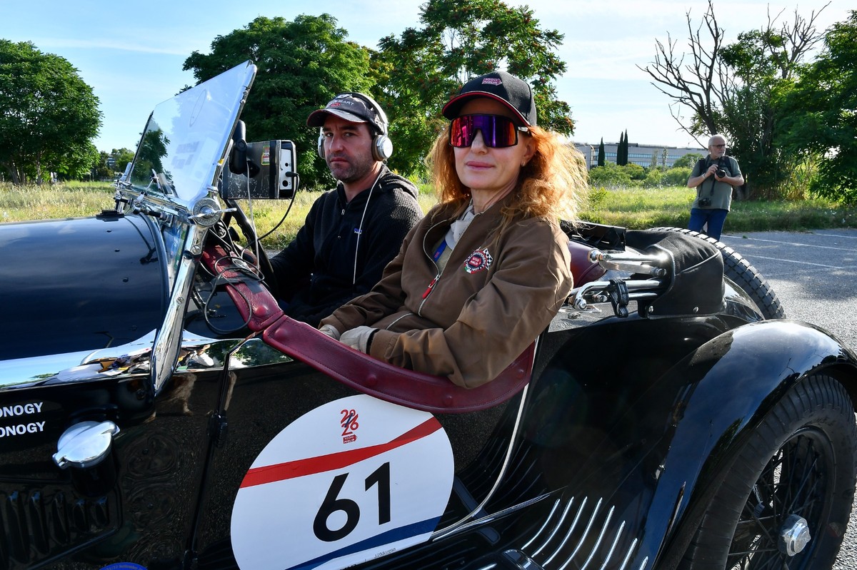 substantial-times-mille-miglia-2026-tonconogy Juan und Margarita Tonconogy sitzen in ihrem historischen Alfa Romeo während der Mille Miglia 2026