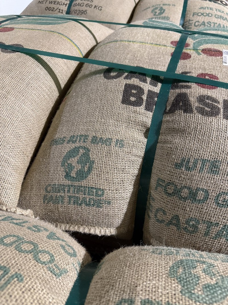 Jutesäcke mit Rohkaffee im Lager