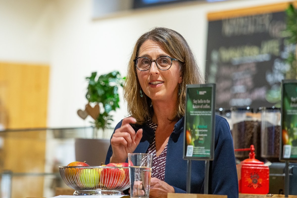Alexa Heinicke von World Coffee Research präsentiert neue Kaffeevarietäten bei einer Verkostung in der Murnauer Kaffeerösterei