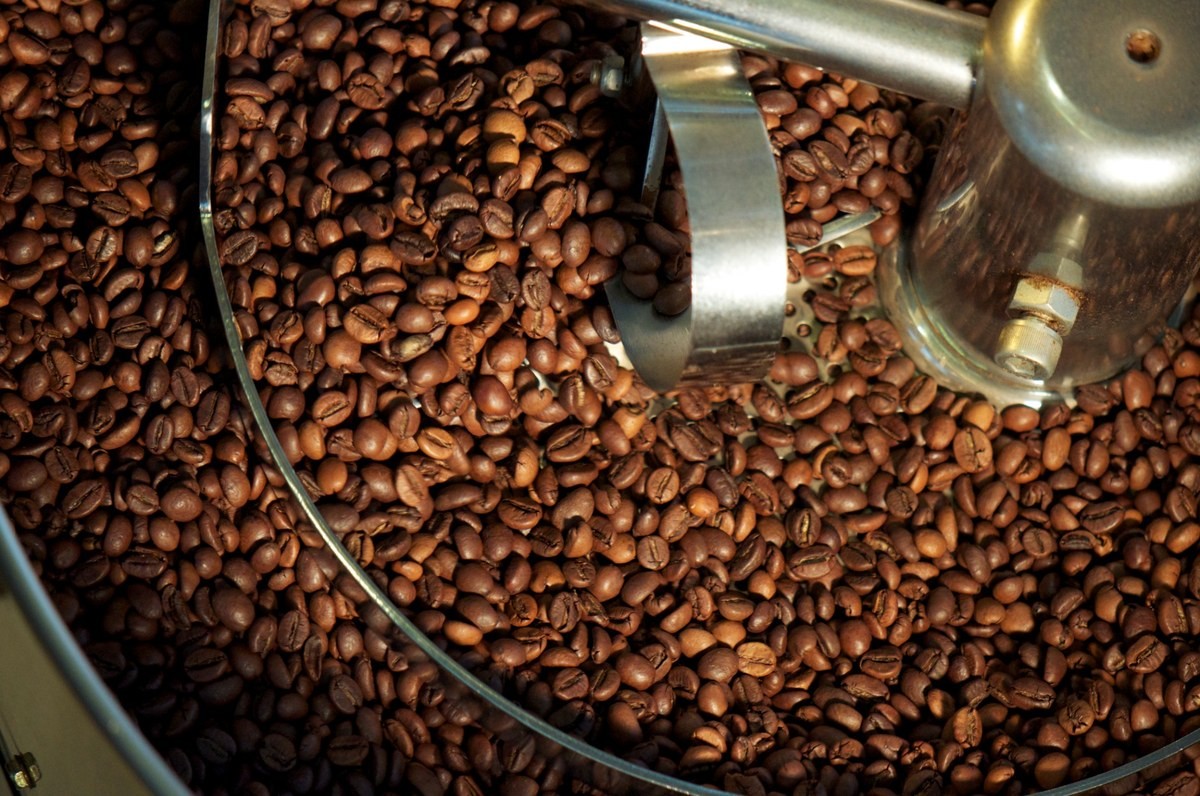 Geröstete Kaffeebohnen im Röster