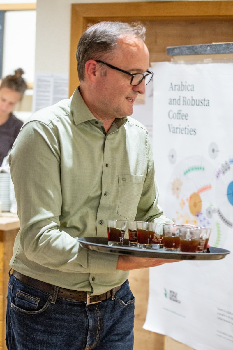 Thomas Eckel serviert die frisch aufgebrühten Kaffees bei der Verkostung in der Murnauer Kaffeerösterei
