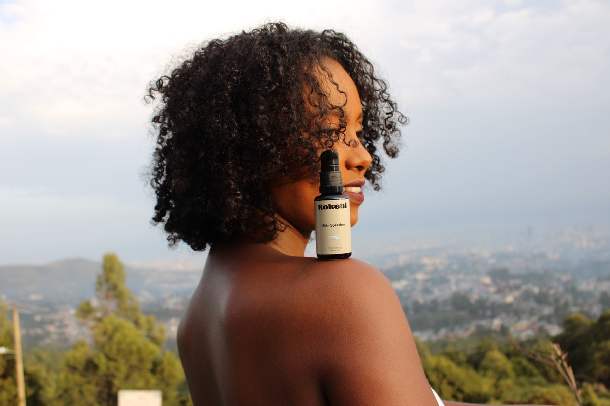Kokebi-Model mit dem „Skin Splasher“ vor einer Landschaft in Äthiopien