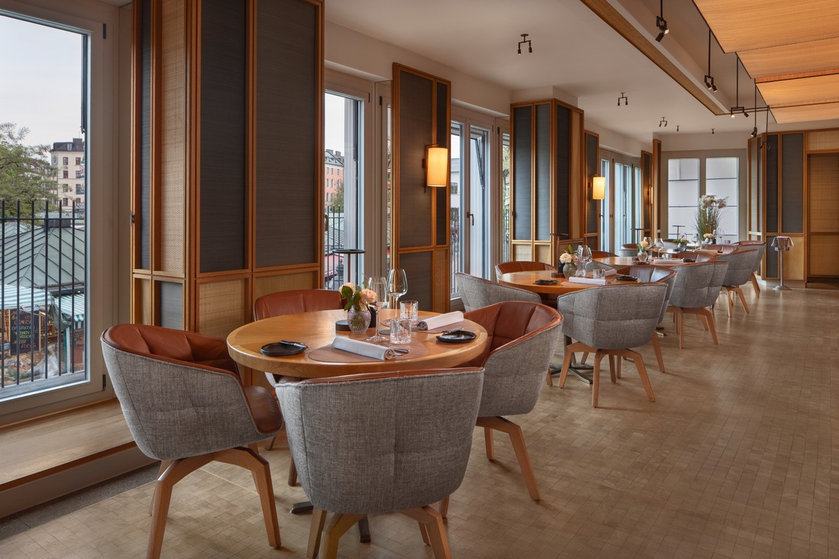 substantial-times-louis-hotel-muenchen-restaurant-viktualienmarkt Restaurant des Louis Hotel München mit Blick auf den Viktualienmarkt