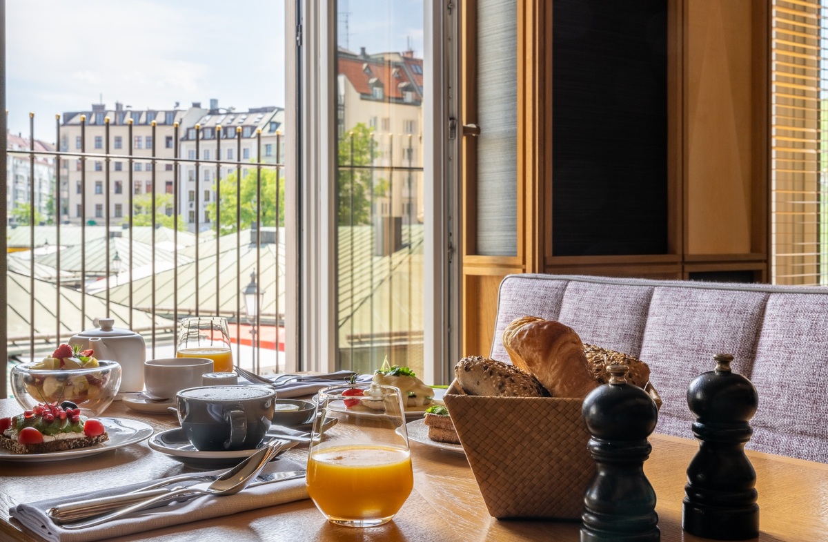 substantial-times-louis-hotel-muenchen-fruehstueck Frühstück im Louis Hotel München mit Blick auf den Viktualienmarkt