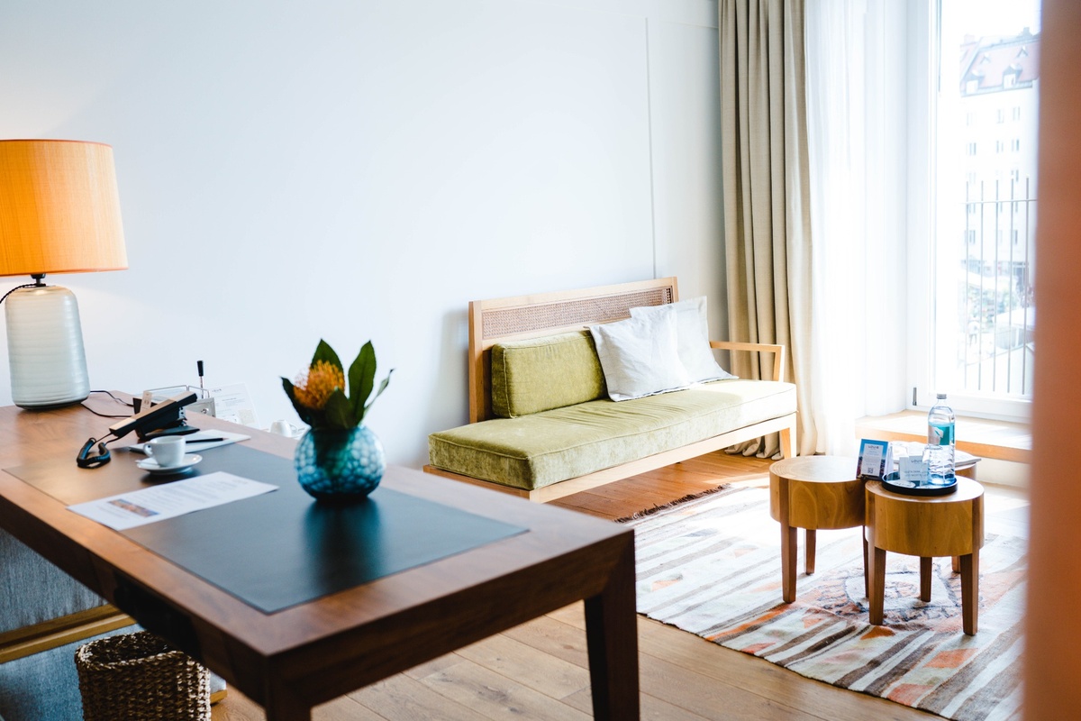 substantial-times-louis-hotel-muenchen-zimmer Helles Zimmer im Louis Hotel München mit Schreibtisch und Sitzbereich