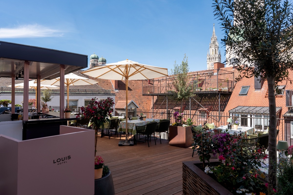 08-louis-hotel-muenchen-rooftop Dachterrasse des Louis Hotel München mit Blick über die Münchner Altstadt