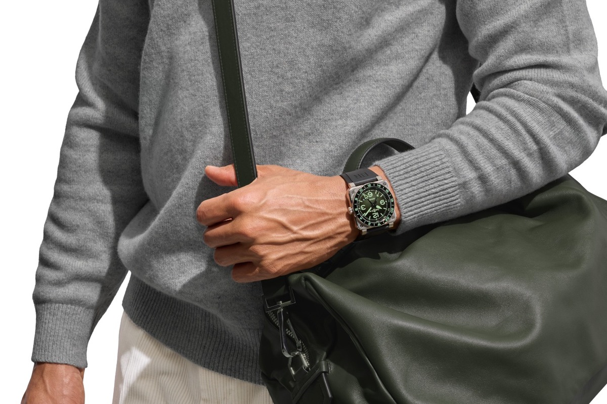 substantial-times-bell-ross-br-03-gmt-green-lum Bell & Ross BR-03 GMT Green Lum am Handgelenk mit grün-schwarzem Zifferblatt