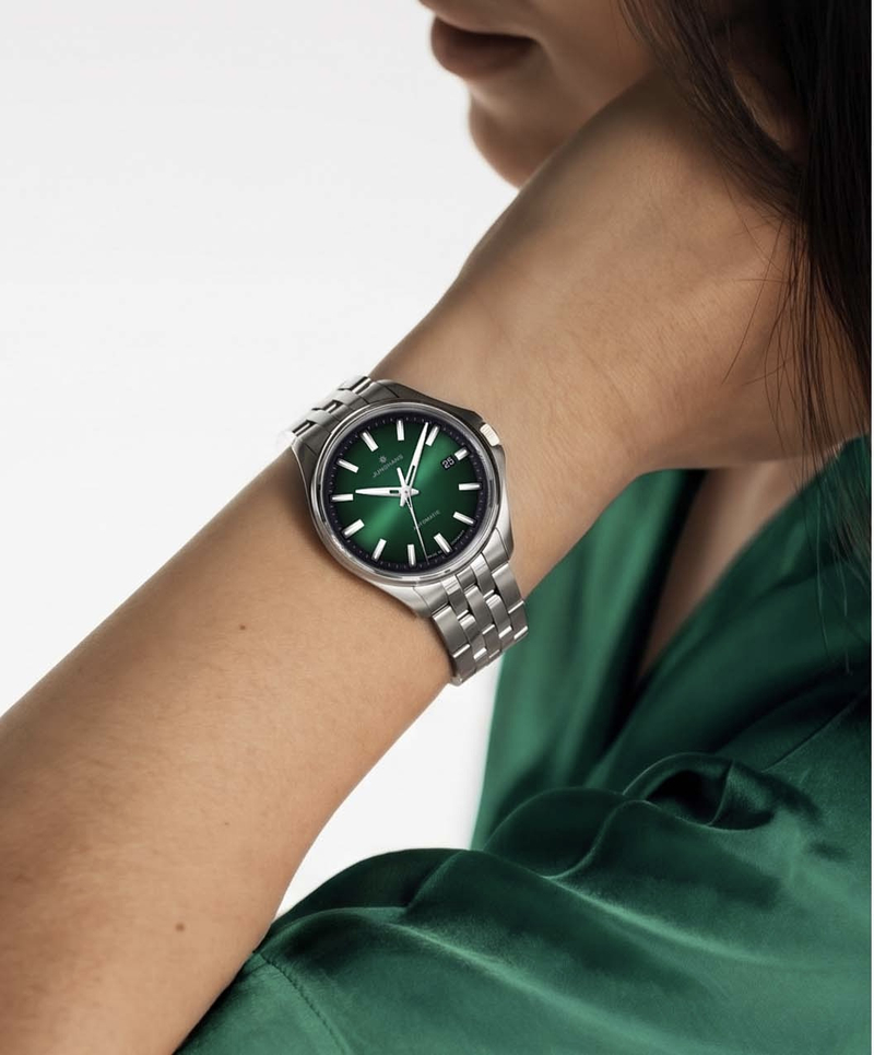 Junghans Meister S Automatic 36 mit tannengrünem Zifferblatt am Handgelenk
