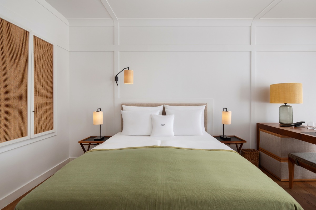 substantial-times-louis-hotel-bett-bad-flechtgitter Schlafbereich eines Zimmers im Louis Hotel München