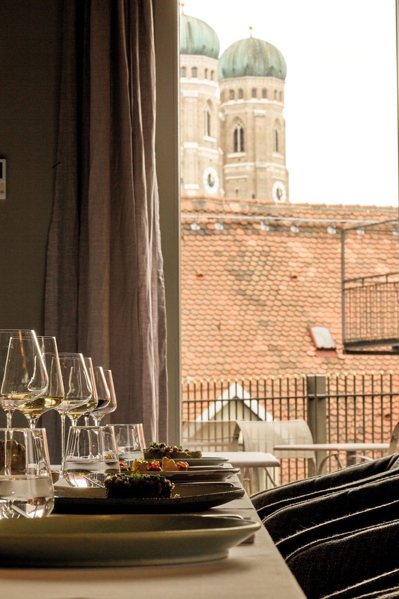 substantial-times-louis-hotel-boardroom-private-dining Gedeckter Tisch im Boardroom des Louis Hotels München mit Blick auf die Frauenkirche