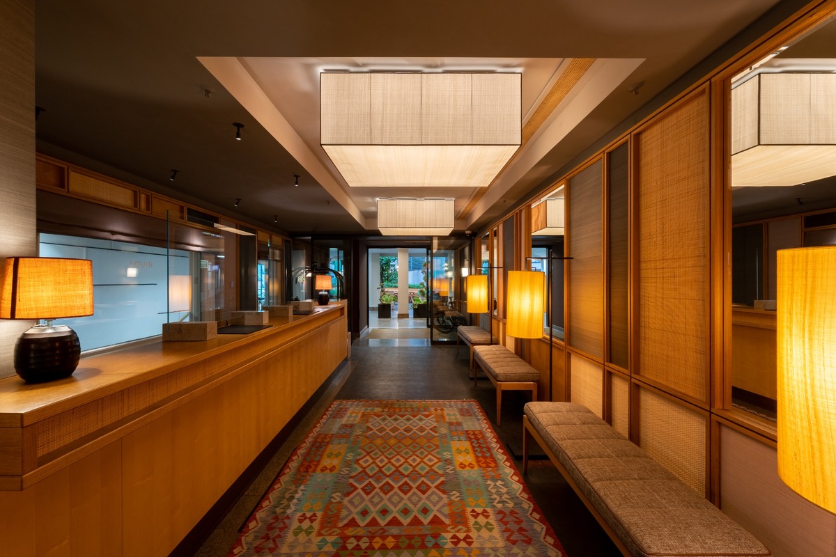 substantial-times-louis-hotel-lounge Eingangsbereich des Louis Hotels München mit Front Desk