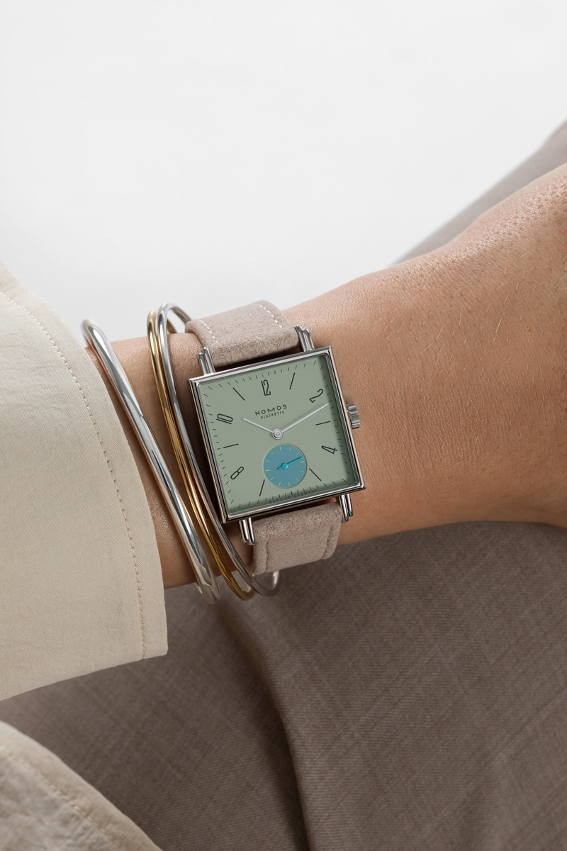 substantial-times-nomos-glashuette-tetra-salvia Nomos Glashütte Tetra Salvia mit salbeigrünem Zifferblatt am Handgelenk