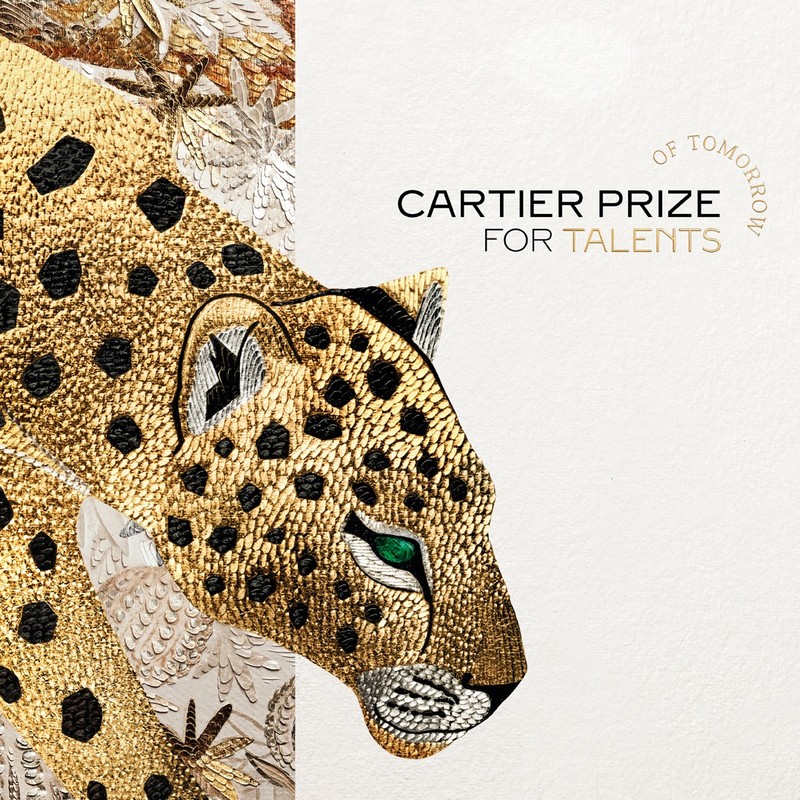 substantial-times-prix-cartier-talents-de-demain-01 Der Kopf eines Panthers im Profil, gestaltet in gehämmertem Gold mit schwarzen Flecken. Ohren und Schnauze sind silbern, das Auge leuchtet grün. Im Hintergrund sind florale Motive und ein libellenartiges Insekt zu erkennen. Rechts steht auf cremefarbenem Papier der Schriftzug „Cartier Prize for Talents of Tomorrow“