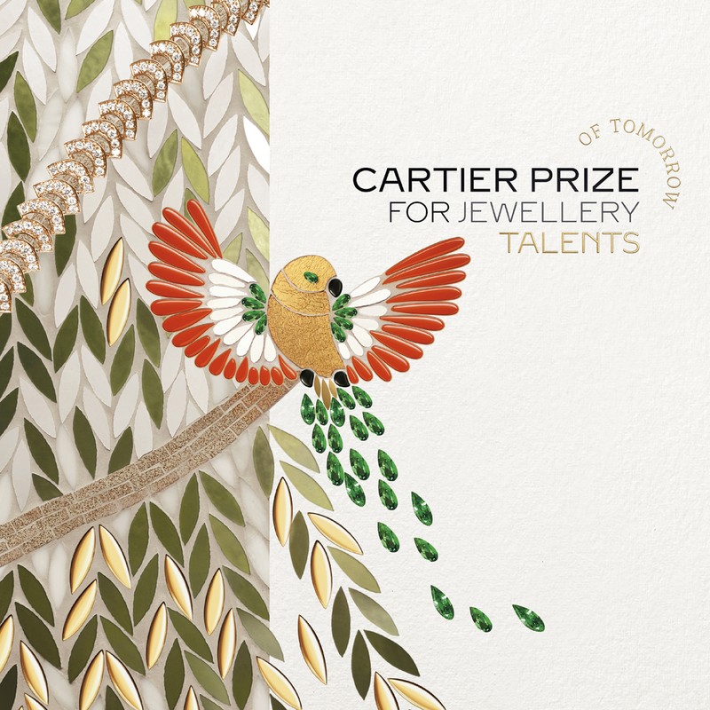 substantial-times-prix-cartier-talents-de-demain-schmuck-02 Ein Vogel mit ausgebreiteten Flügeln sitzt auf einem Ast. Die Flügel sind orangerot, die Brust ist golden, dazu kommen weiße Federn, schwarze Akzente und grüne, tropfenförmige Steine, die wie Schwanzfedern nach unten fallen. Die linke Bildhälfte ist ein Mosaik aus weißen, olivgrünen und goldenen Blättern, oben verläuft ein diamantbesetztes Schmuckband. Rechts steht auf cremefarbenem Papier der Schriftzug „Cartier Prize for Jewellery Talents of Tomorrow“