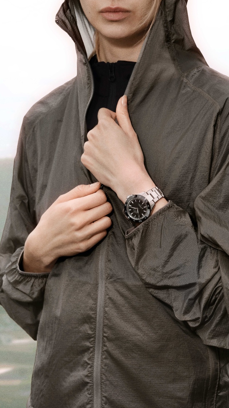 substantial_times_zenith_chronomaster_solo_sport_braun Frau mit schwarzer Zenith Chronomaster Solo Sport ohne Datumsanzeige am Handgelenk