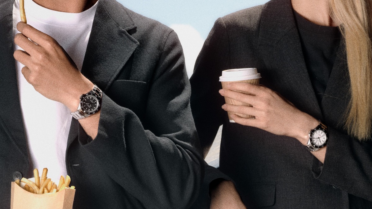 Zwei Menschen mit Zenith Chronomaster Solo Sport bei Kaffee und Pommes