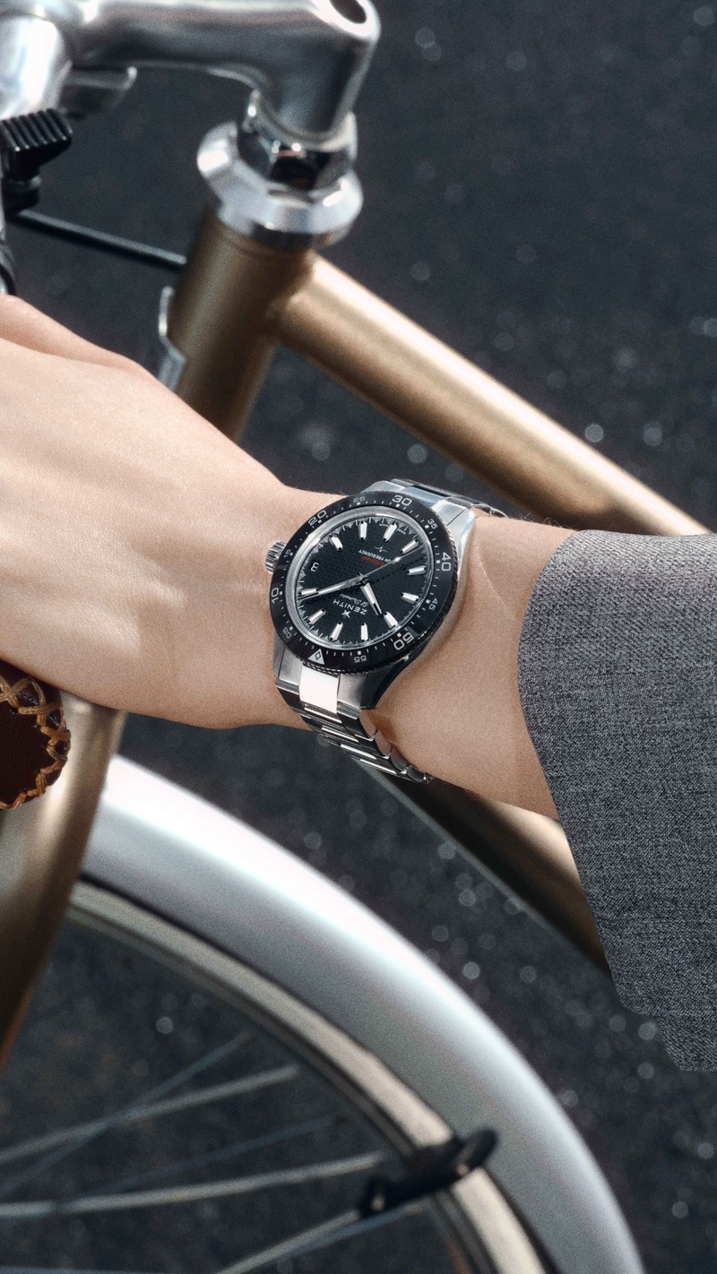 substantial_times_zenith_chronomaster_solo_sport_schwarz Schwarze Zenith Chronomaster Solo Sport am Handgelenk einer Fahrradfahrerin