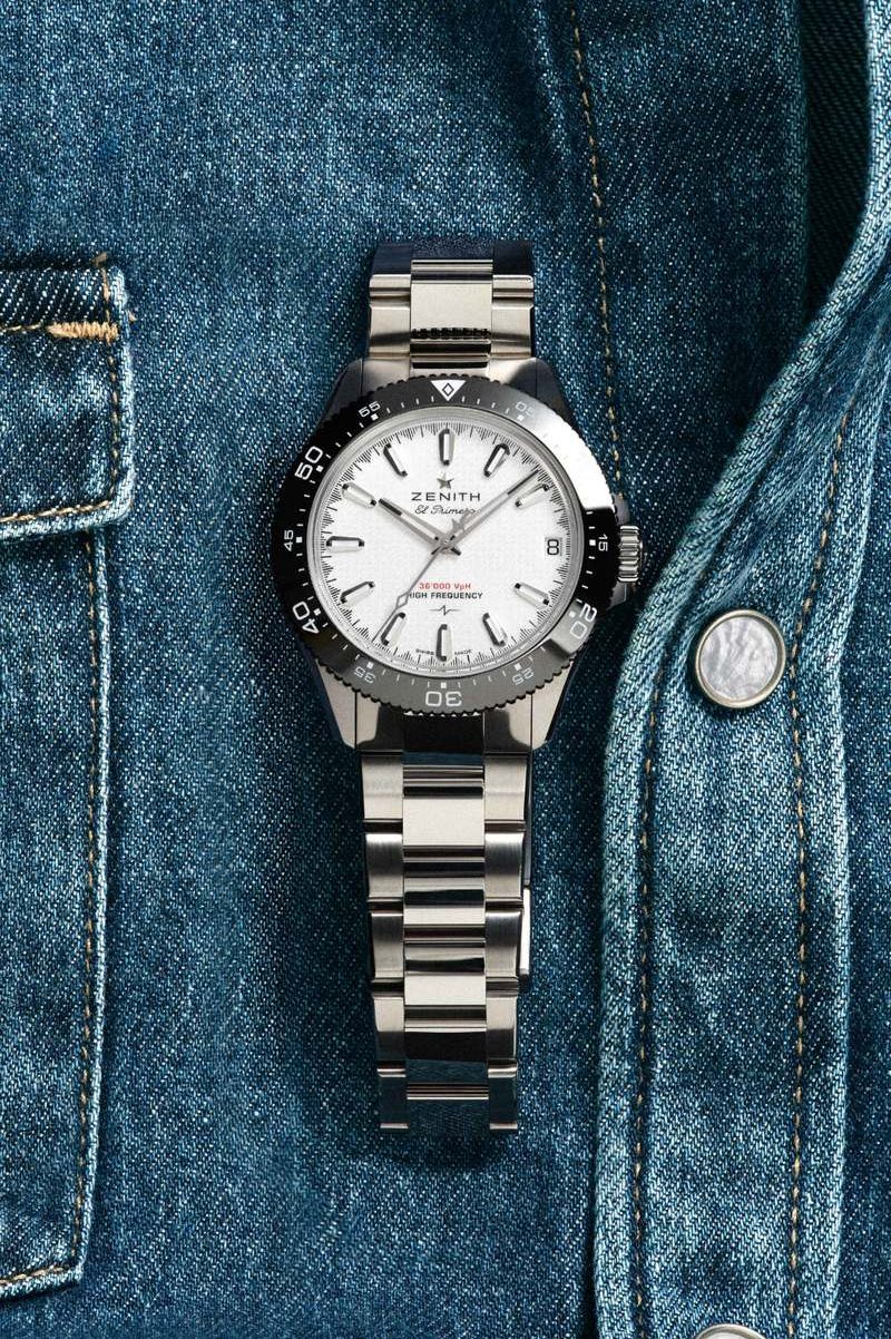 substantial_times_zenith_chronomaster_solo_sport_weiss Weiße Zenith Chronomaster Solo Sport auf blauem Jeansstoff