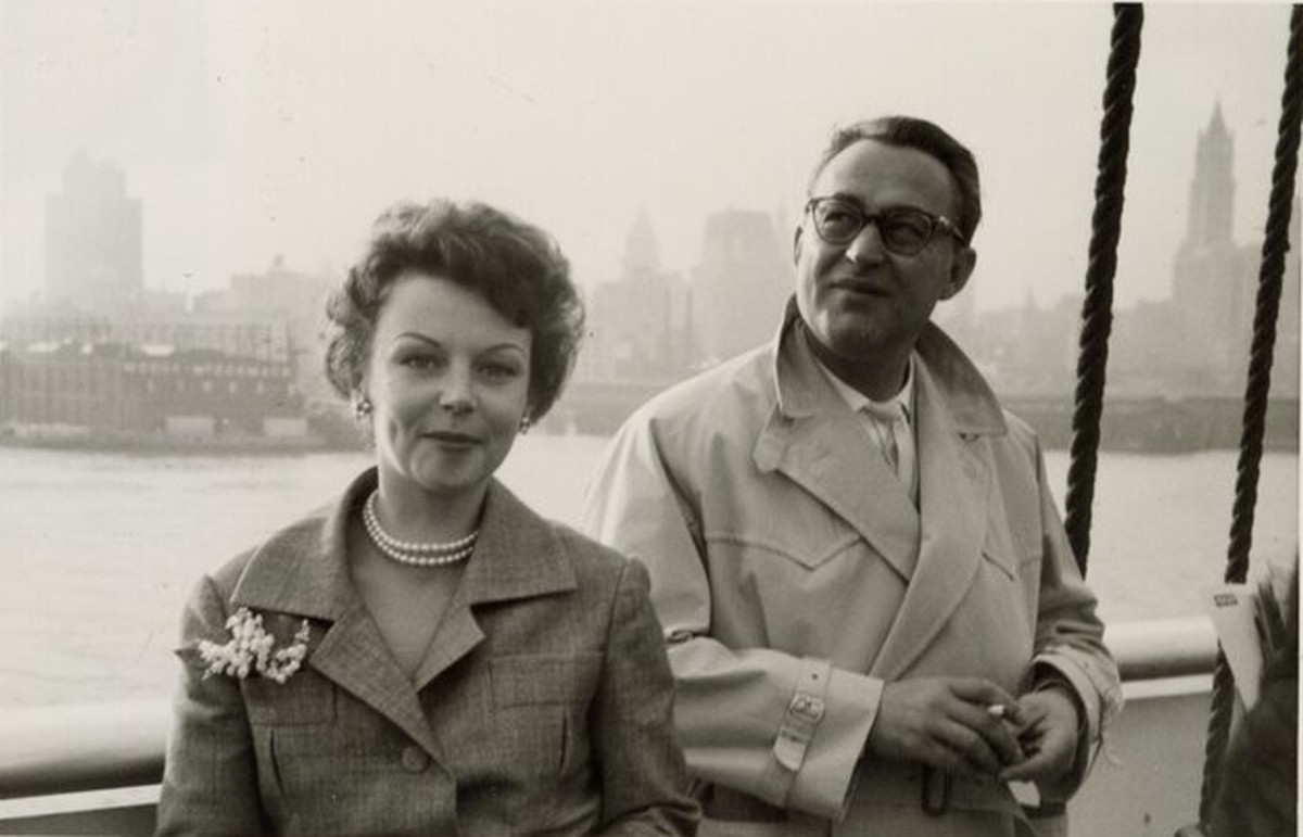 René und Eleanor Kern an Bord eines Schiffes vor der Skyline von New York im Jahr 1958