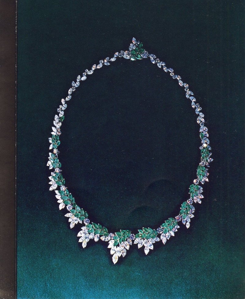 substantial-times-1963-rene-kern-collier-smaragde-int-dia-award Collier „Blütenträume“ von René Kern aus dem Jahr 1963 mit Smaragden und Diamanten