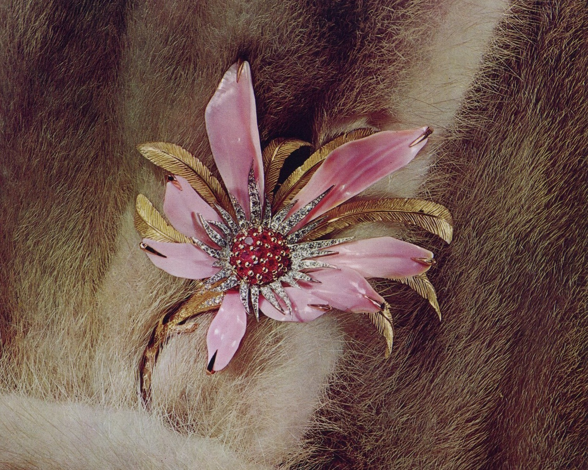 substantial-times-1964-rene-kern-borsche-blute Rosafarbene Blütenbrosche mit goldenen Blättern und Edelsteinbesatz aus dem Atelier von René Kern
