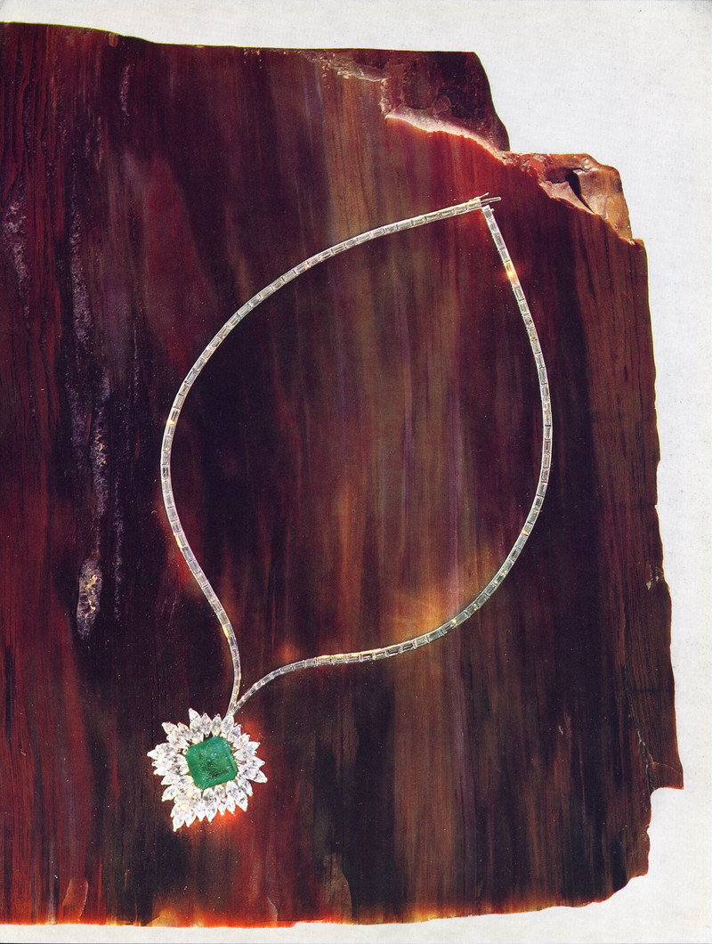 substantial-times-1964-rene-kern-collier Collier von René Kern aus dem Jahr 1964 mit einem großen grünen Smaragd, umgeben von Diamanten