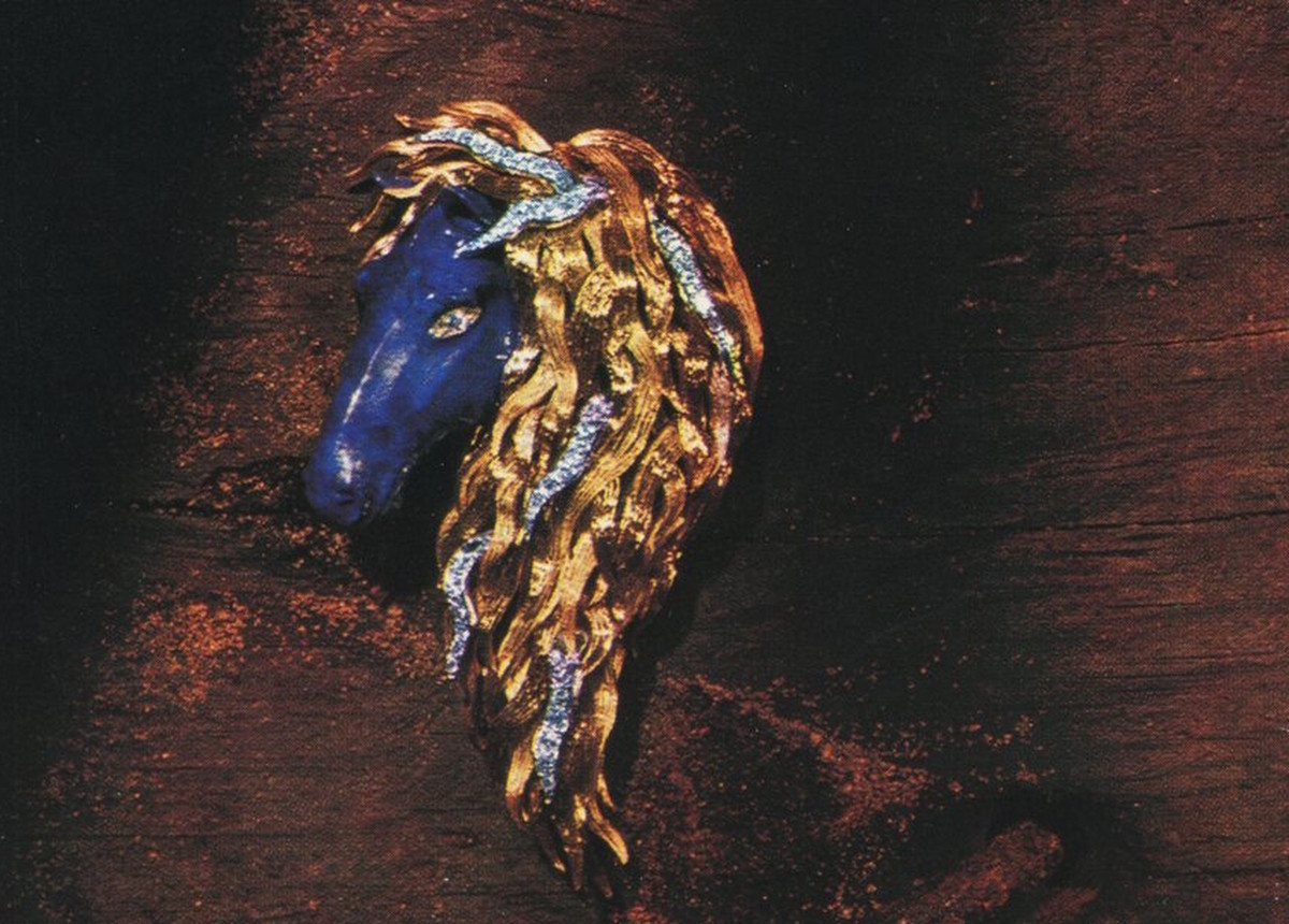 substantial-times-1969-rene-kern-pferdekopf-gold-email-brillanten Pferdekopfbrosche von René Kern aus dem Jahr 1969 mit blau emailliertem Kopf, goldener Mähne und Brillanten
