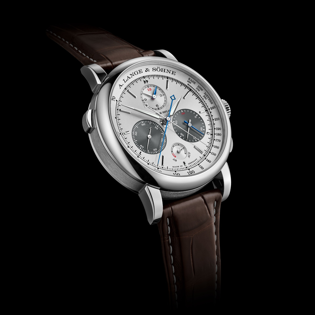 substantial-times-a-lange-soehne-triple-split-2026-platin A. Lange & Söhne Triple Split aus Platin mit hellem Zifferblatt, dunkelgrauen Hilfszifferblättern und braunem Lederarmband vor schwarzem Hintergrund