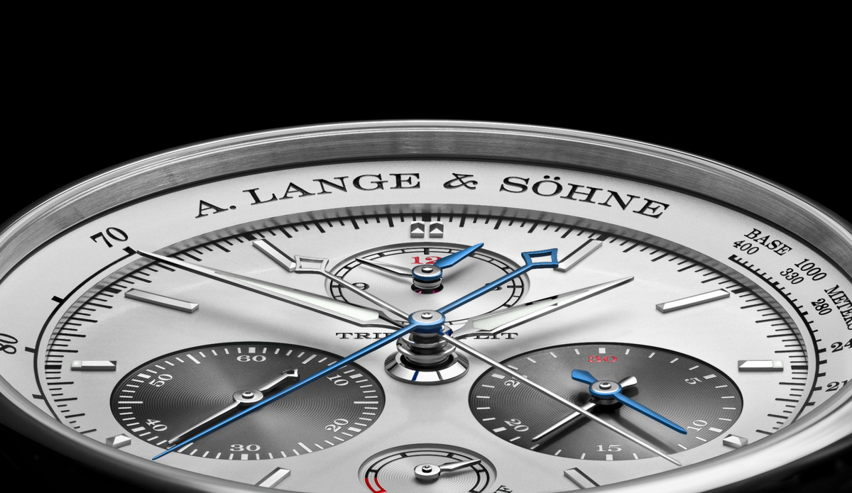 Nahaufnahme des Zifferblatts der A. Lange & Söhne Triple Split aus Platin mit silberfarbenen und gebläuten Zeigern sowie dunkelgrauen Hilfszifferblättern