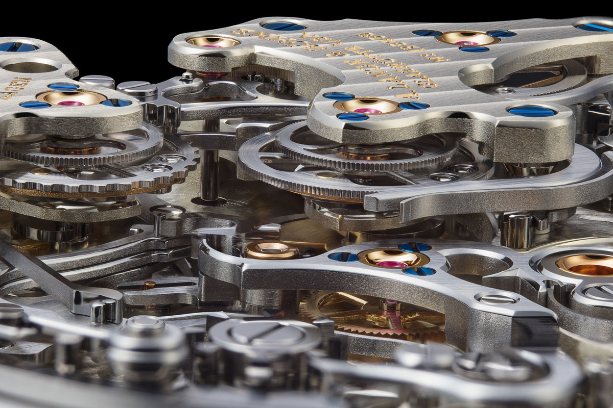 substantial-times-a-lange-soehne-triple-split-uhrwerk-2018 Makroaufnahme des mechanischen Uhrwerks der A. Lange & Söhne Triple Split mit fein bearbeiteten Metallbrücken, Zahnrädern, gebläuten Schrauben und roten Lagersteinen