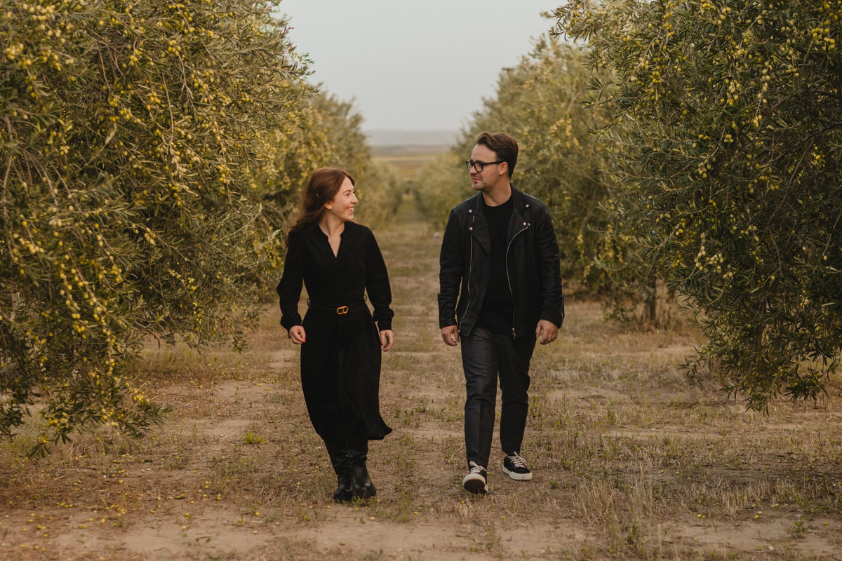 Francescoriana und ihr Bruder Saverio Guglielmi gehen zwischen Olivenbäumen entlang