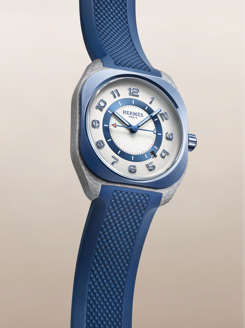 substantial-times-hermes-h08-blau-perspektive Hermès H08 in schräger Ansicht mit blauer Keramiklünette, weißem Zifferblatt, arabischen Ziffern und blauem Kautschukarmband
