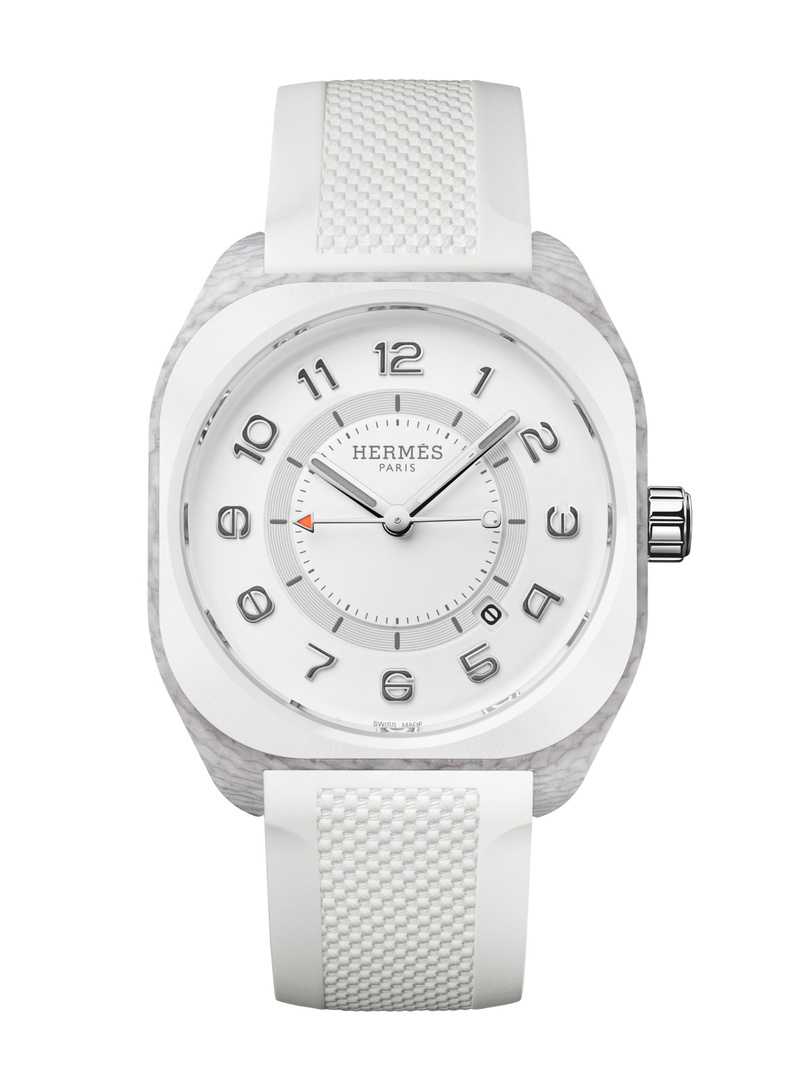 substantial-times-hermes-h08-weiss-frontal Frontalansicht der weißen Hermès H08 mit arabischen Ziffern, weißem Zifferblatt und strukturiertem Kautschukarmband
