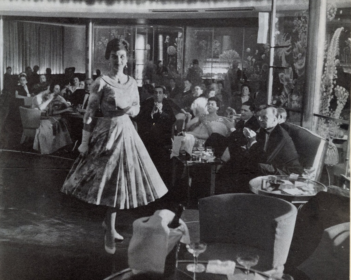 substantial-times-schiffsreise-madame Modenschau mit Schmuck von René Kern an Bord eines Schiffes während einer Reise mit der Zeitschrift Madame nach New York im Jahr 1958